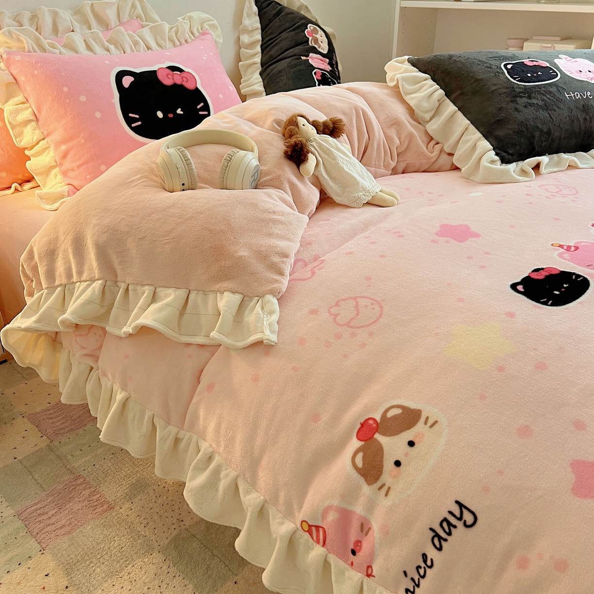 91家纺网 家纺一手货源 找家纺 沐慕 2025新款高克重花边款牛奶绒四件套 花边-三只小猫