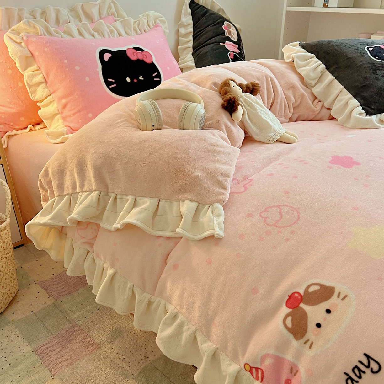 91家纺网 家纺一手货源 找家纺 沐慕 2025新款高克重花边款牛奶绒四件套 花边-三只小猫