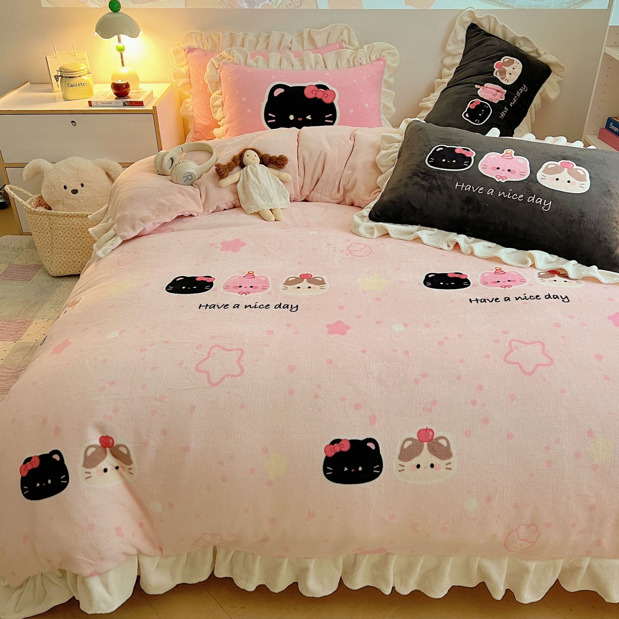 91家纺网 家纺一手货源 找家纺 沐慕 2025新款高克重花边款牛奶绒四件套 花边-三只小猫