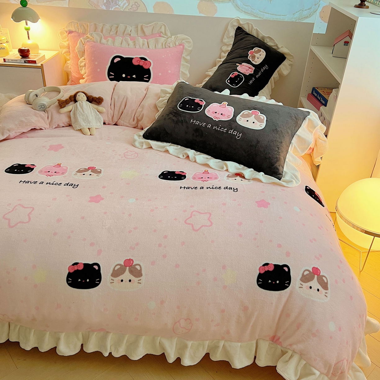 91家纺网 家纺一手货源 找家纺 沐慕 2025新款高克重花边款牛奶绒四件套 花边-三只小猫