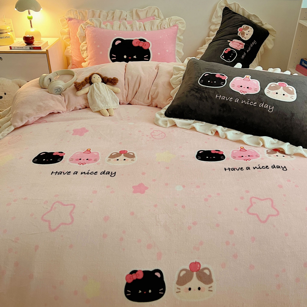 91家纺网 家纺一手货源 找家纺 沐慕 2025新款高克重花边款牛奶绒四件套 花边-三只小猫