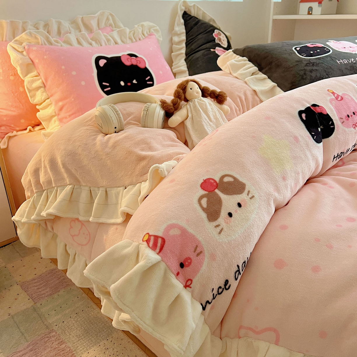 91家纺网 家纺一手货源 找家纺 沐慕 2025新款高克重花边款牛奶绒四件套 花边-三只小猫