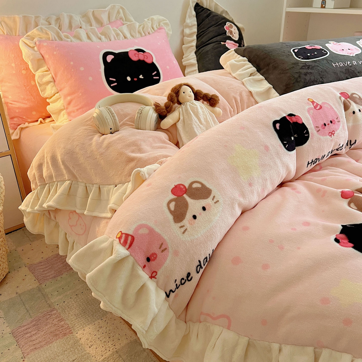 91家纺网 家纺一手货源 找家纺 沐慕 2025新款高克重花边款牛奶绒四件套 花边-三只小猫