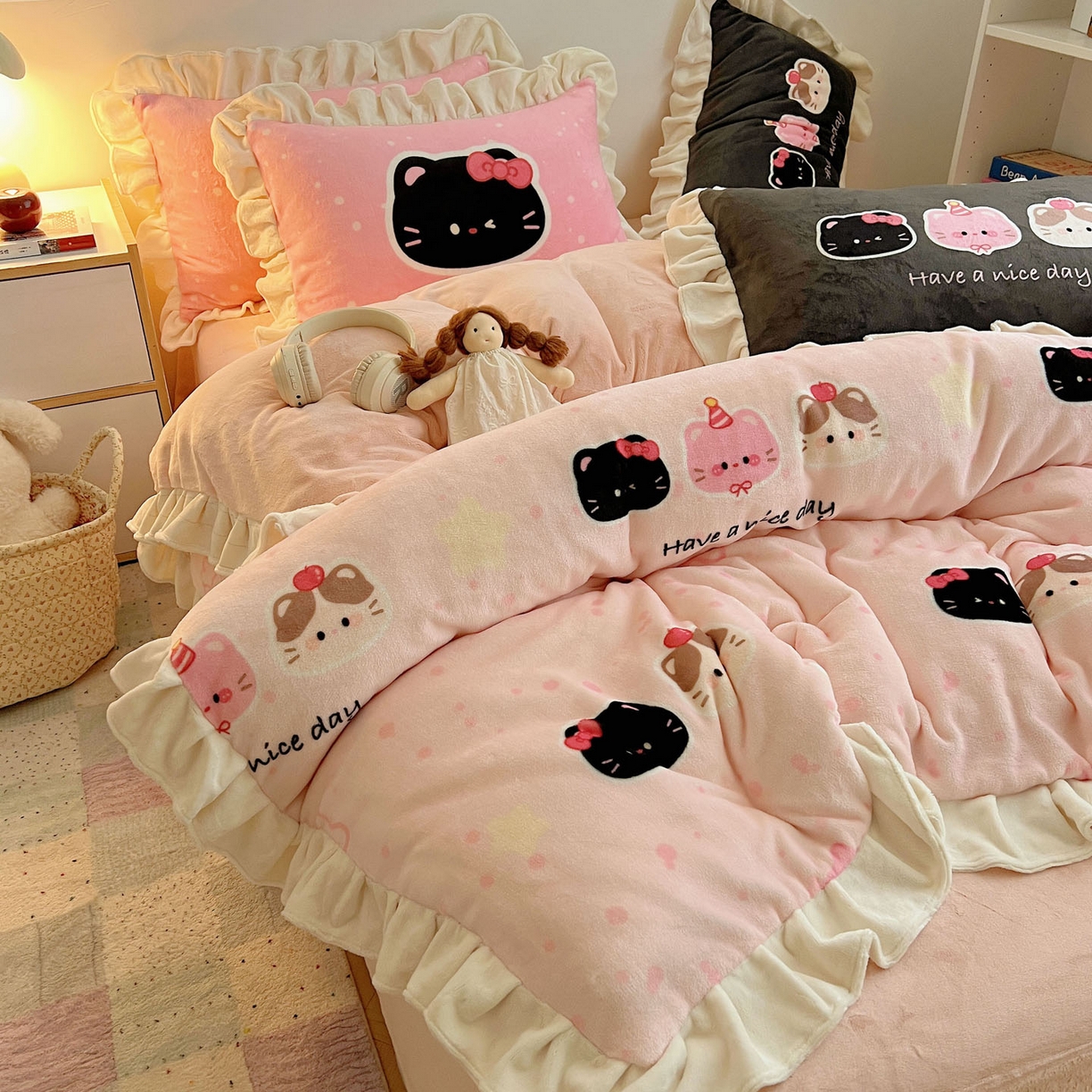 91家纺网 家纺一手货源 找家纺 沐慕 2025新款高克重花边款牛奶绒四件套 花边-三只小猫