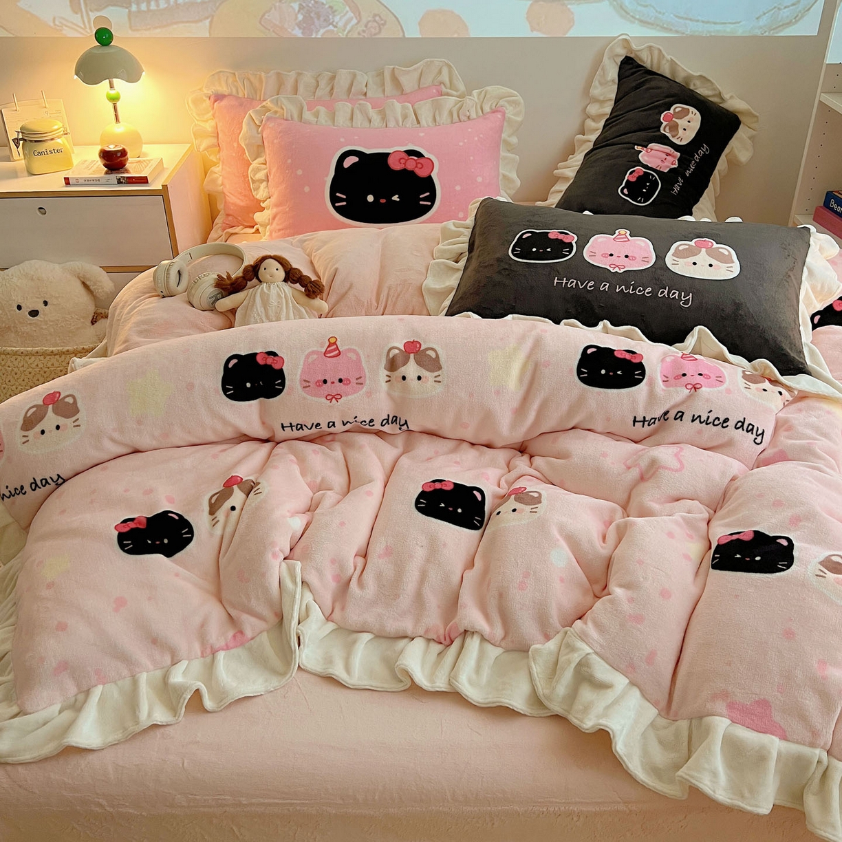 91家纺网 家纺一手货源 找家纺 沐慕 2025新款高克重花边款牛奶绒四件套 花边-三只小猫