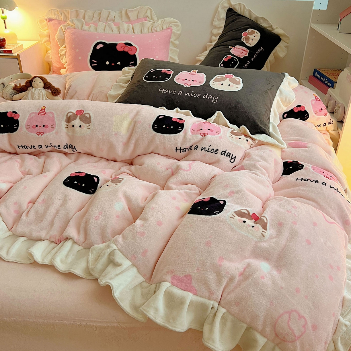 91家纺网 家纺一手货源 找家纺 沐慕 2025新款高克重花边款牛奶绒四件套 花边-三只小猫