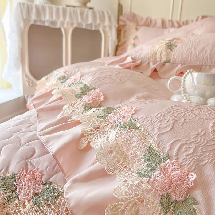 91家纺网 家纺一手货源 找家纺 网红馆（ck家纺） 2025新款水洗真丝蕾丝刺绣床裙四件套-慕尚 嫩粉