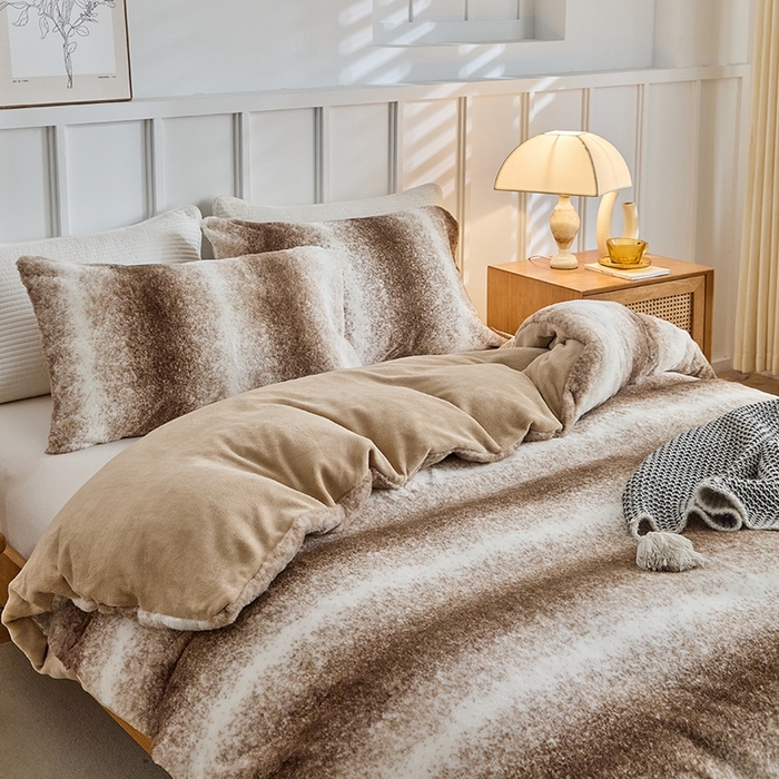 91家纺网 家纺一手货源 找家纺 （总）缘生活 2025新款仿兔毛绒渐变四件套 冬季专业产品 颜色简单大气