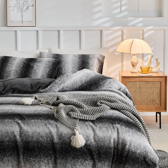 91家纺网 家纺一手货源 找家纺 缘生活 2025新款仿兔毛绒渐变四件套 冬季专业产品 颜色简单大气 绒渐变四件套-黑色