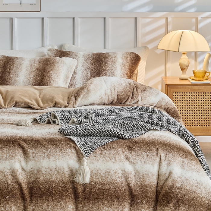 91家纺网 家纺一手货源 找家纺 缘生活 2025新款仿兔毛绒渐变四件套 冬季专业产品 颜色简单大气 绒渐变四件套-卡其