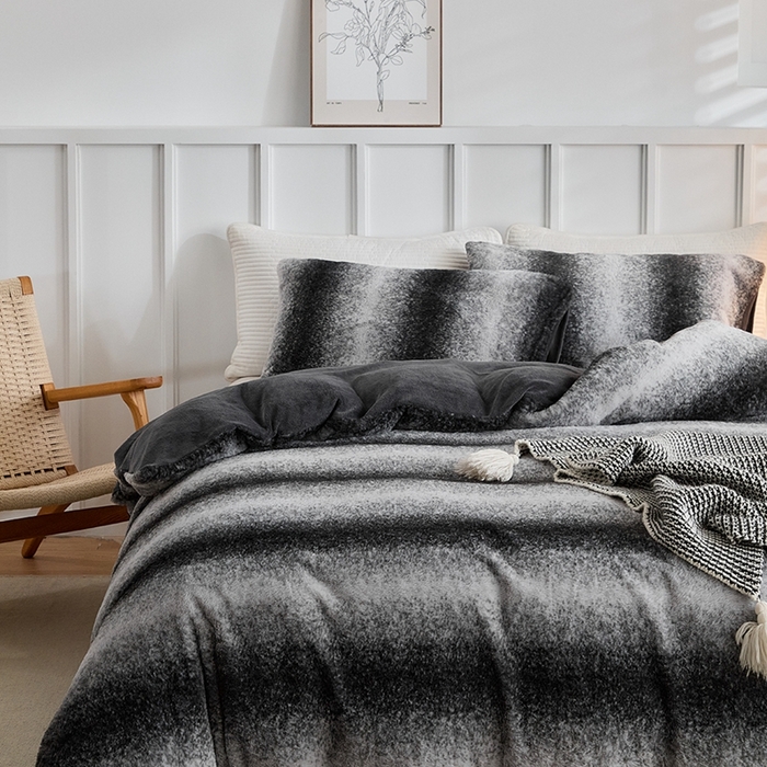 91家纺网 家纺一手货源 找家纺 缘生活 2025新款仿兔毛绒渐变四件套 冬季专业产品 颜色简单大气 绒渐变四件套-黑色