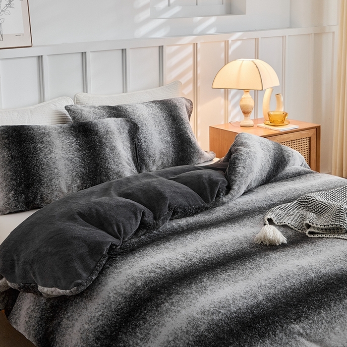 91家纺网 家纺一手货源 找家纺 缘生活 2025新款仿兔毛绒渐变四件套 冬季专业产品 颜色简单大气 绒渐变四件套-黑色