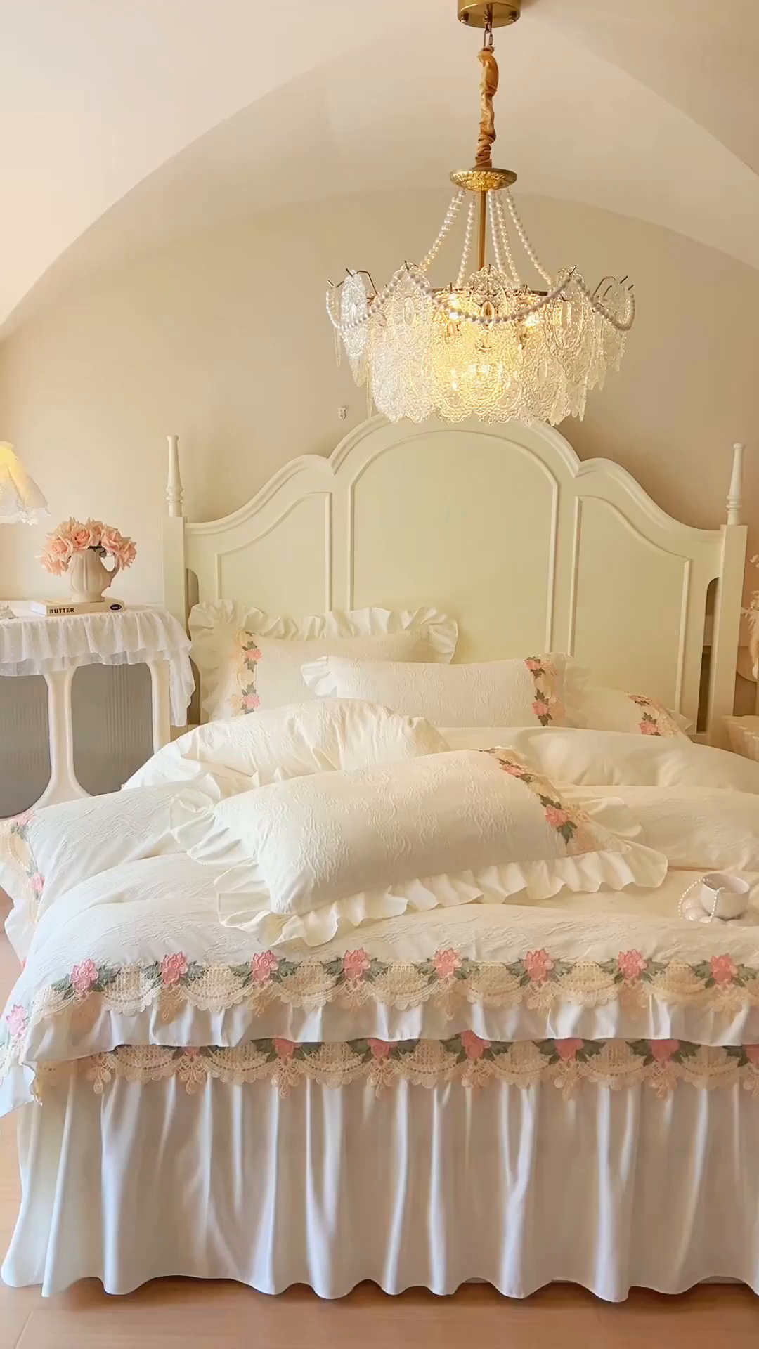 91家纺网 家纺一手货源 找家纺 网红馆（ck家纺） 2025新款水洗真丝蕾丝刺绣床裙系列-慕尚 米白