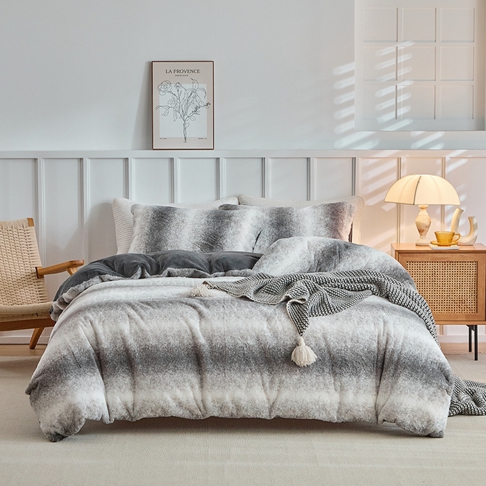91家纺网 家纺一手货源 找家纺 缘生活 2025新款仿兔毛绒渐变四件套 冬季专业产品 颜色简单大气 绒渐变四件套-灰色