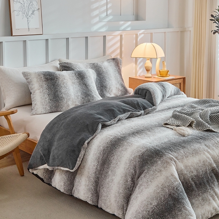 91家纺网 家纺一手货源 找家纺 缘生活 2025新款仿兔毛绒渐变四件套 冬季专业产品 颜色简单大气 绒渐变四件套-灰色