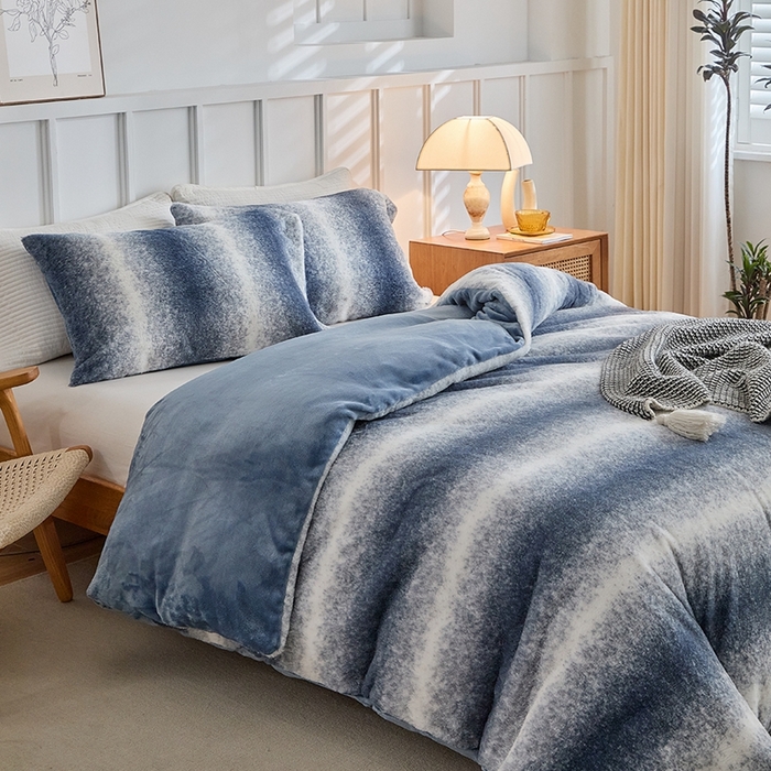 91家纺网 家纺一手货源 找家纺 缘生活 2025新款仿兔毛绒渐变四件套 冬季专业产品 颜色简单大气 绒渐变四件套-蓝色