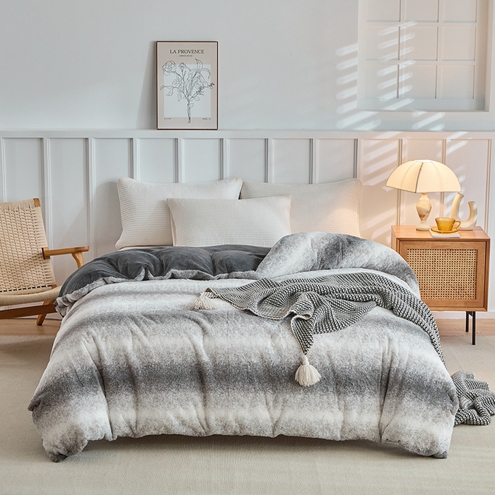 91家纺网 家纺一手货源 找家纺 缘生活 2025新款仿兔毛绒渐变四件套 冬季专业产品 颜色简单大气 绒渐变四件套-灰色