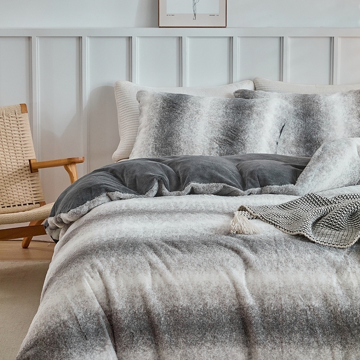 91家纺网 家纺一手货源 找家纺 缘生活 2025新款仿兔毛绒渐变四件套 冬季专业产品 颜色简单大气 绒渐变四件套-灰色