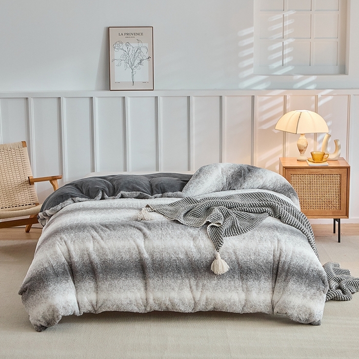 91家纺网 家纺一手货源 找家纺 缘生活 2025新款仿兔毛绒渐变四件套 冬季专业产品 颜色简单大气 绒渐变四件套-灰色