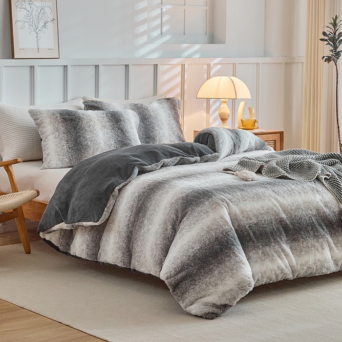 91家纺网 家纺一手货源 找家纺 缘生活 2025新款仿兔毛绒渐变四件套 冬季专业产品 颜色简单大气 绒渐变四件套-灰色