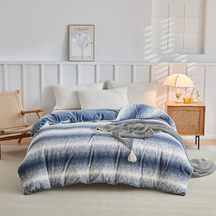 91家纺网 家纺一手货源 找家纺 缘生活 2025新款仿兔毛绒渐变四件套 冬季专业产品 颜色简单大气 绒渐变四件套-蓝色