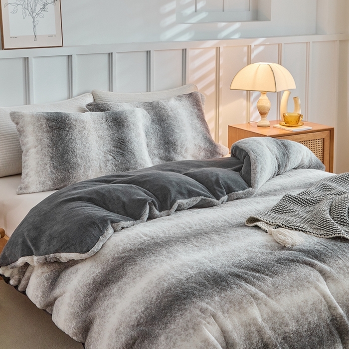 91家纺网 家纺一手货源 找家纺 缘生活 2025新款仿兔毛绒渐变四件套 冬季专业产品 颜色简单大气 绒渐变四件套-灰色