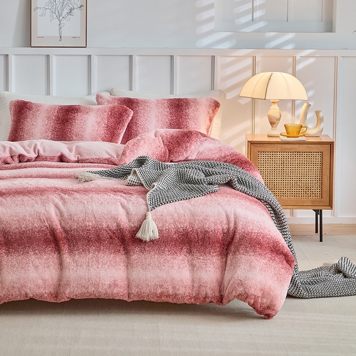91家纺网 家纺一手货源 找家纺 缘生活 2025新款仿兔毛绒渐变四件套 冬季专业产品 颜色简单大气 绒渐变四件套-粉色