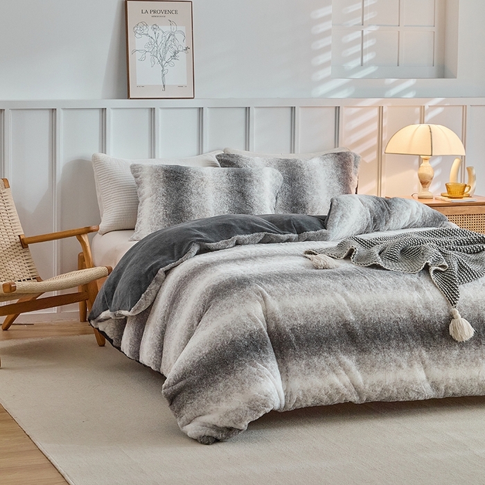 91家纺网 家纺一手货源 找家纺 缘生活 2025新款仿兔毛绒渐变四件套 冬季专业产品 颜色简单大气 绒渐变四件套-灰色