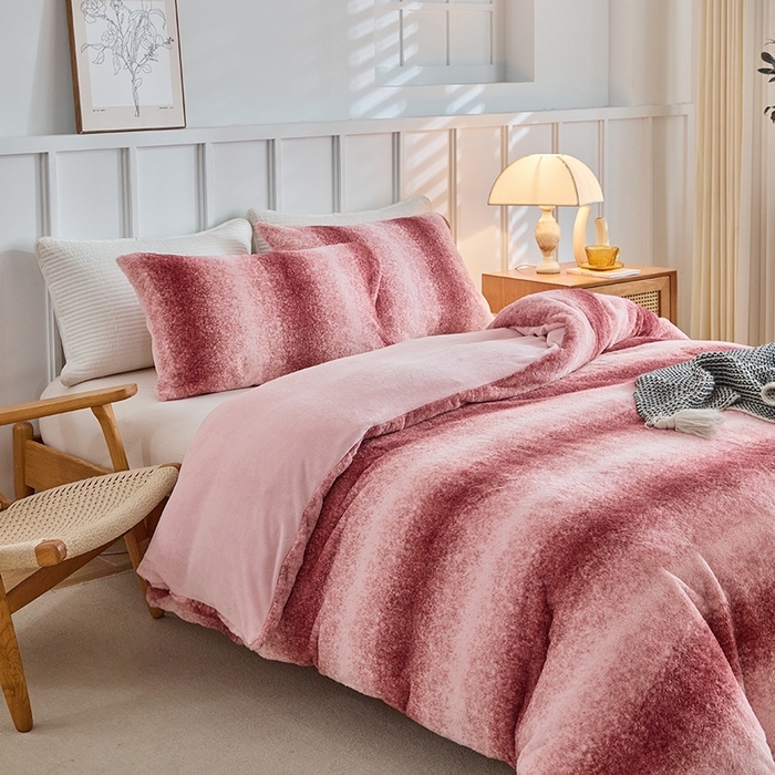 91家纺网 家纺一手货源 找家纺 缘生活 2025新款仿兔毛绒渐变四件套 冬季专业产品 颜色简单大气 绒渐变四件套-粉色