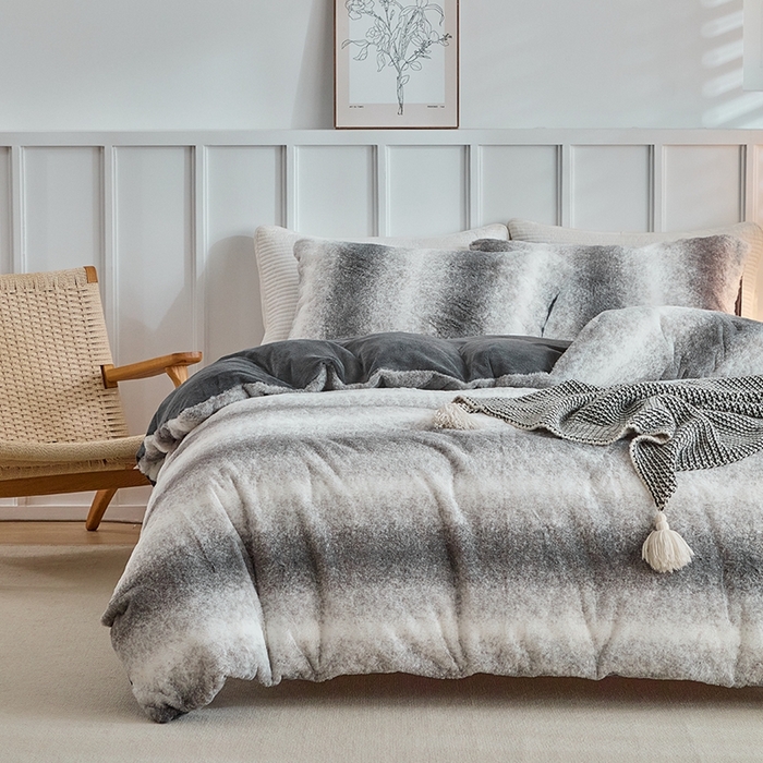 91家纺网 家纺一手货源 找家纺 缘生活 2025新款仿兔毛绒渐变四件套 冬季专业产品 颜色简单大气 绒渐变四件套-灰色