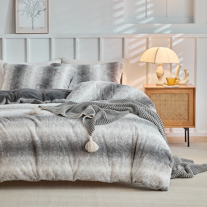 91家纺网 家纺一手货源 找家纺 缘生活 2025新款仿兔毛绒渐变四件套 冬季专业产品 颜色简单大气 绒渐变四件套-灰色