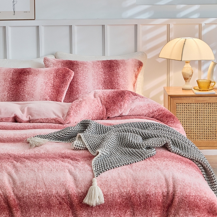 91家纺网 家纺一手货源 找家纺 缘生活 2025新款仿兔毛绒渐变四件套 冬季专业产品 颜色简单大气 绒渐变四件套-粉色