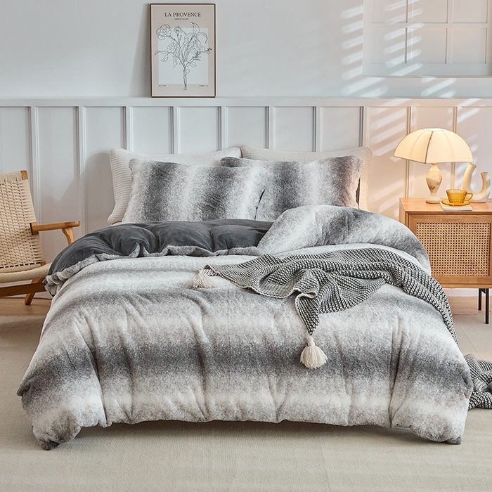 91家纺网 家纺一手货源 找家纺 缘生活 2025新款仿兔毛绒渐变四件套 冬季专业产品 颜色简单大气 绒渐变四件套-灰色