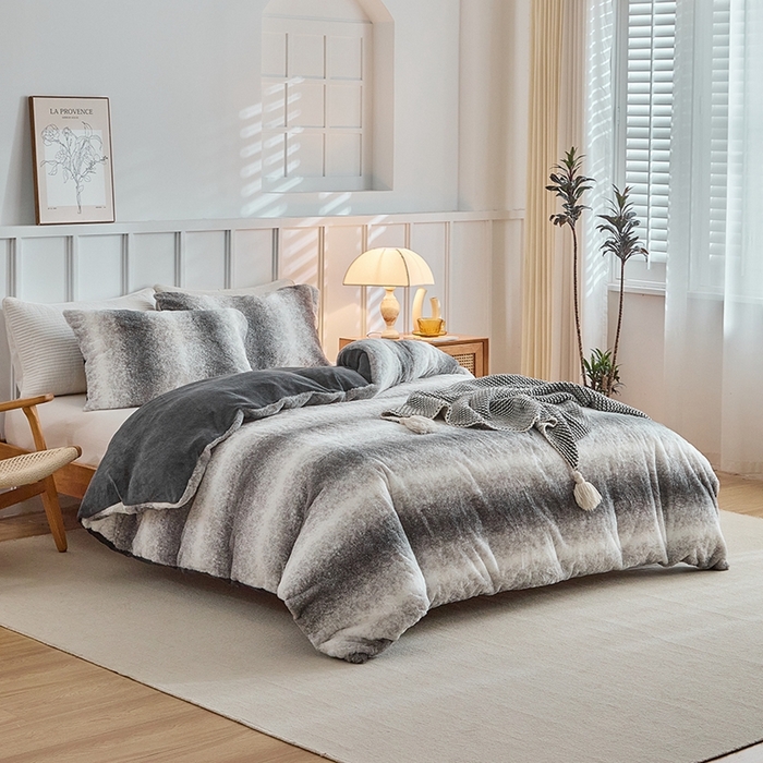 91家纺网 家纺一手货源 找家纺 缘生活 2025新款仿兔毛绒渐变四件套 冬季专业产品 颜色简单大气 绒渐变四件套-灰色