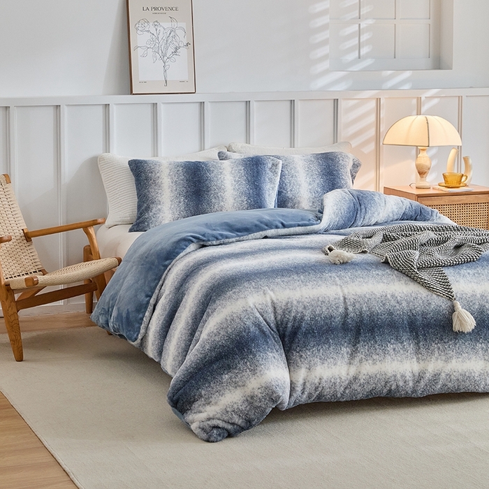 91家纺网 家纺一手货源 找家纺 缘生活 2025新款仿兔毛绒渐变四件套 冬季专业产品 颜色简单大气 绒渐变四件套-蓝色