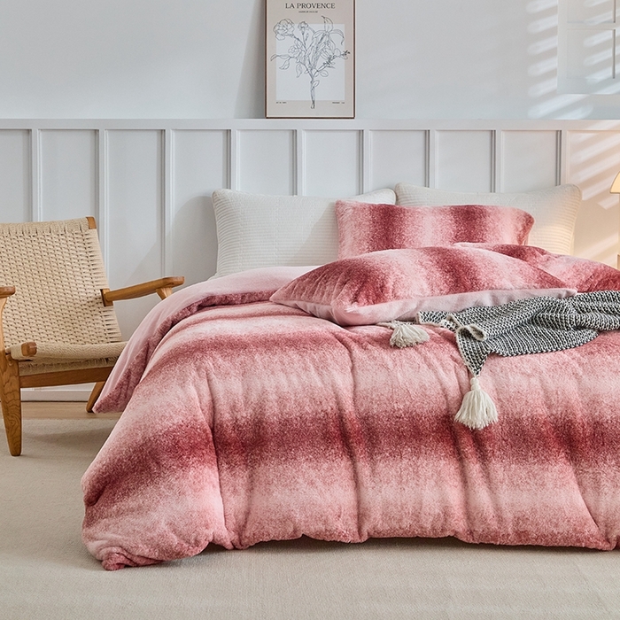 91家纺网 家纺一手货源 找家纺 缘生活 2025新款仿兔毛绒渐变四件套 冬季专业产品 颜色简单大气 绒渐变四件套-粉色