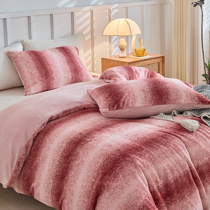 91家纺网 家纺一手货源 找家纺 缘生活 2025新款仿兔毛绒渐变四件套 冬季专业产品 颜色简单大气 绒渐变四件套-粉色