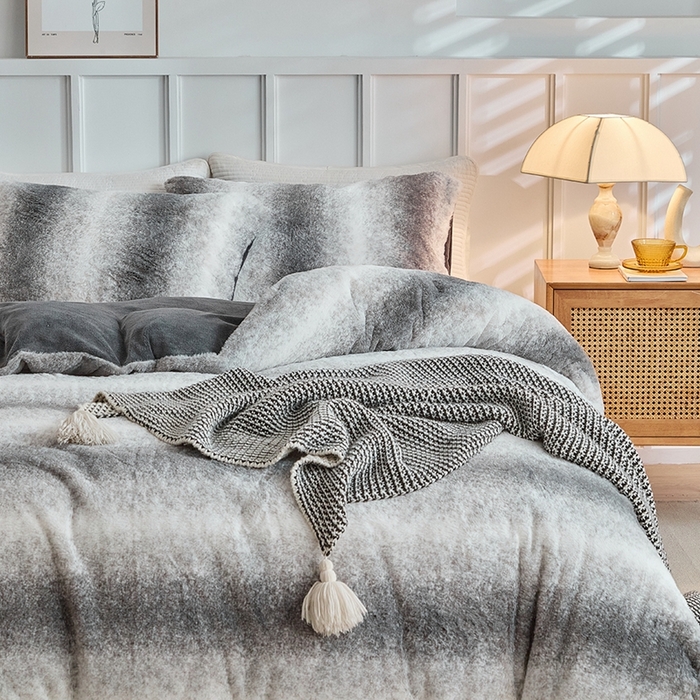 91家纺网 家纺一手货源 找家纺 缘生活 2025新款仿兔毛绒渐变四件套 冬季专业产品 颜色简单大气 绒渐变四件套-灰色