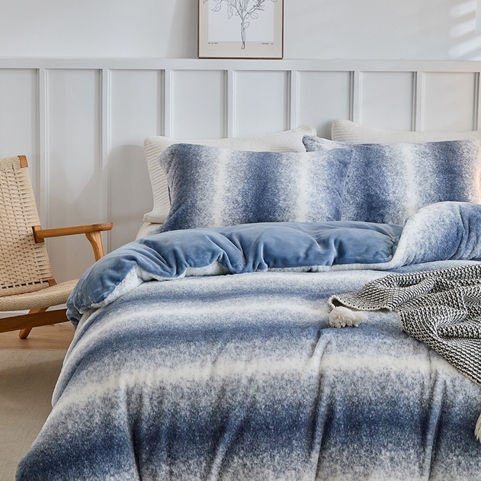 91家纺网 家纺一手货源 找家纺 缘生活 2025新款仿兔毛绒渐变四件套 冬季专业产品 颜色简单大气 绒渐变四件套-蓝色