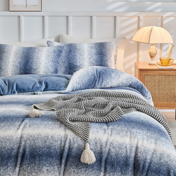 91家纺网 家纺一手货源 找家纺 缘生活 2025新款仿兔毛绒渐变四件套 冬季专业产品 颜色简单大气 绒渐变四件套-蓝色