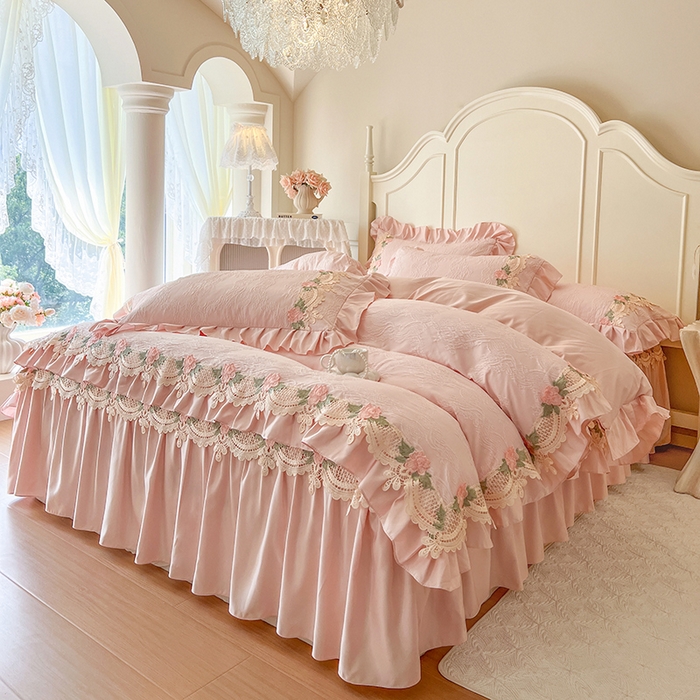 91家纺网 家纺一手货源 找家纺 网红馆（ck家纺） 2025新款水洗真丝蕾丝刺绣床裙系列-慕尚 嫩粉