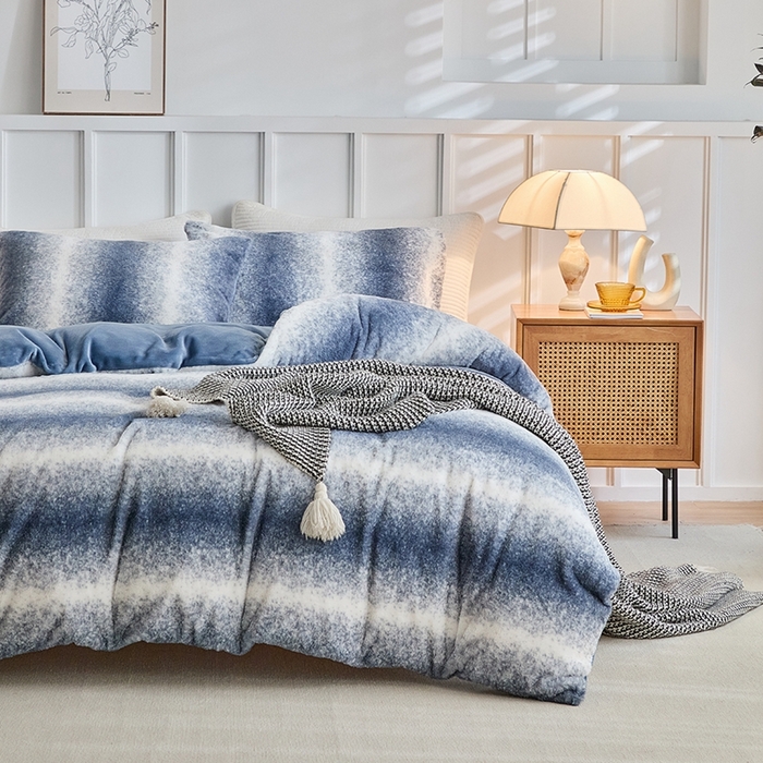 91家纺网 家纺一手货源 找家纺 缘生活 2025新款仿兔毛绒渐变四件套 冬季专业产品 颜色简单大气 绒渐变四件套-蓝色