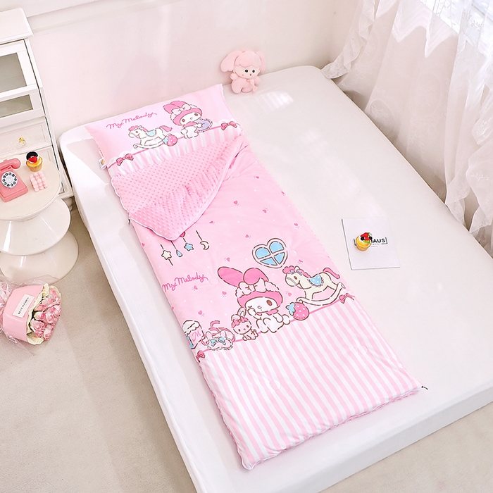 91家纺网 家纺一手货源 找家纺 八零年代 2025新款三丽鸥正版秋冬加厚儿童一体睡袋大宝宝绒防踢被大版卡通懒人被子（含防伪标） 美乐蒂木马