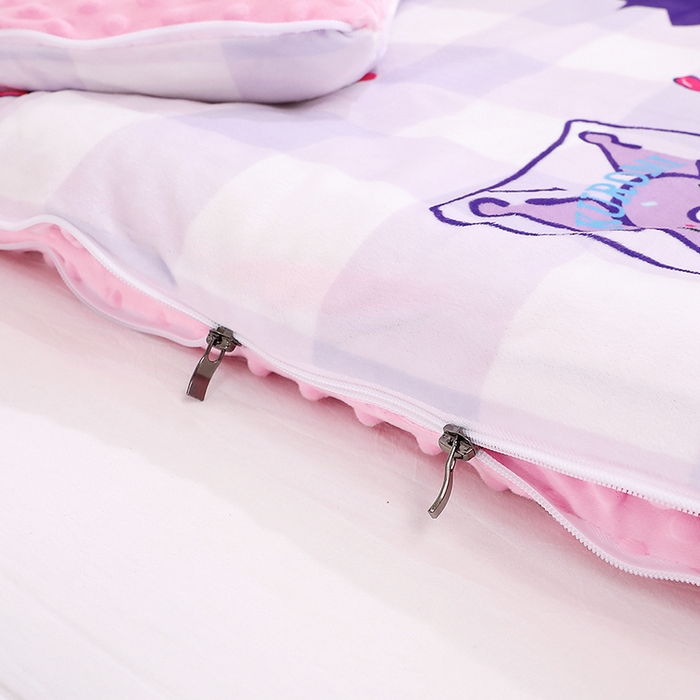 91家纺网 家纺一手货源 找家纺 八零年代 2025新款三丽鸥正版秋冬加厚儿童一体睡袋大宝宝绒防踢被大版卡通懒人被子（含防伪标） 库洛米汽车