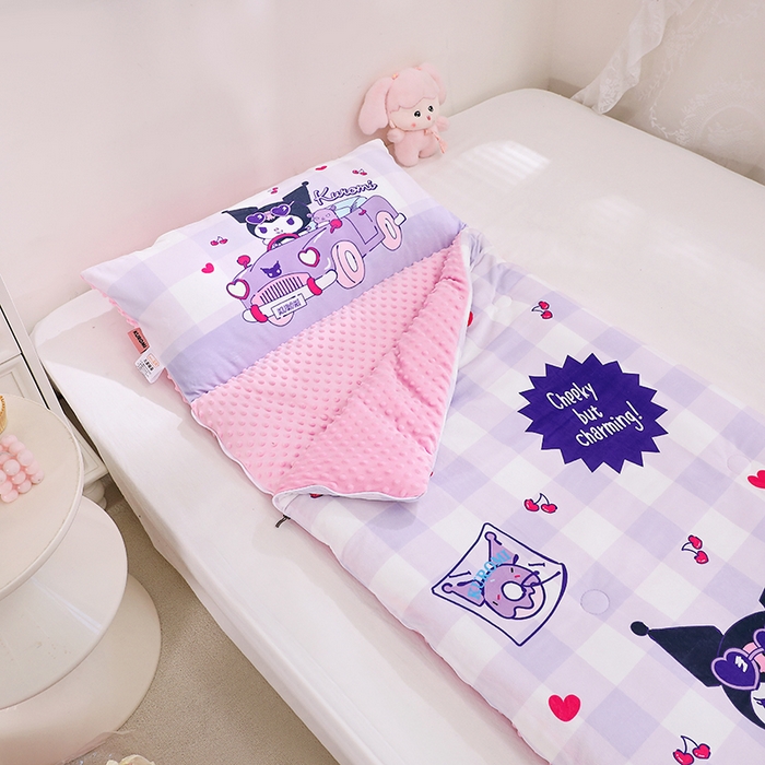 91家纺网 家纺一手货源 找家纺 八零年代 2025新款三丽鸥正版秋冬加厚儿童一体睡袋大宝宝绒防踢被大版卡通懒人被子（含防伪标） 库洛米汽车