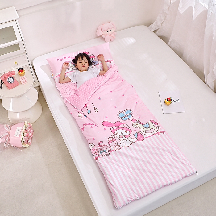 91家纺网 家纺一手货源 找家纺 八零年代 2025新款三丽鸥正版秋冬加厚儿童一体睡袋大宝宝绒防踢被大版卡通懒人被子（含防伪标） 美乐蒂木马