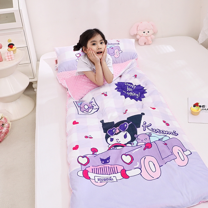 91家纺网 家纺一手货源 找家纺 八零年代 2025新款三丽鸥正版秋冬加厚儿童一体睡袋大宝宝绒防踢被大版卡通懒人被子（含防伪标） 库洛米汽车