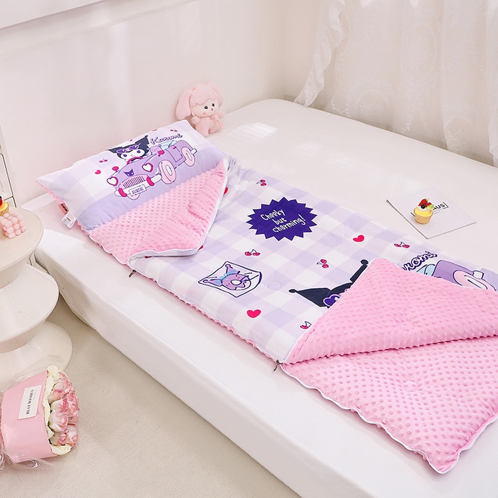 91家纺网 家纺一手货源 找家纺 八零年代 2025新款三丽鸥正版秋冬加厚儿童一体睡袋大宝宝绒防踢被大版卡通懒人被子（含防伪标） 库洛米汽车