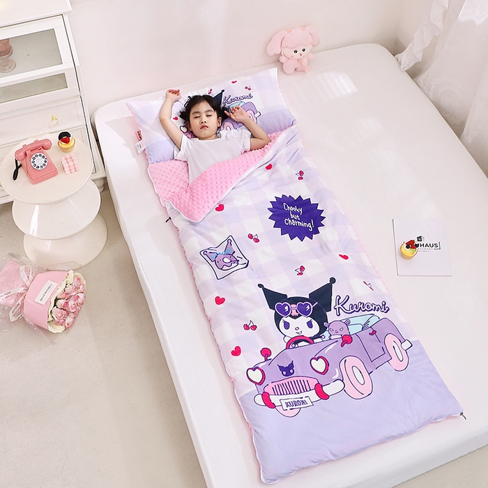 91家纺网 家纺一手货源 找家纺 八零年代 2025新款三丽鸥正版秋冬加厚儿童一体睡袋大宝宝绒防踢被大版卡通懒人被子（含防伪标） 库洛米汽车