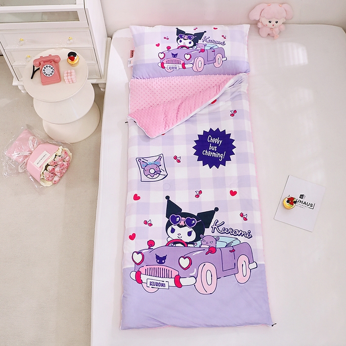 91家纺网 家纺一手货源 找家纺 八零年代 2025新款三丽鸥正版秋冬加厚儿童一体睡袋大宝宝绒防踢被大版卡通懒人被子（含防伪标） 库洛米汽车